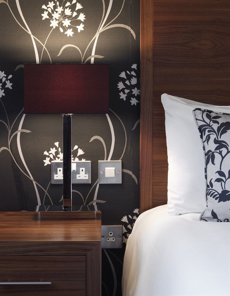 The Boleyn Hotel Staines-upon-Thames Dış mekan fotoğraf