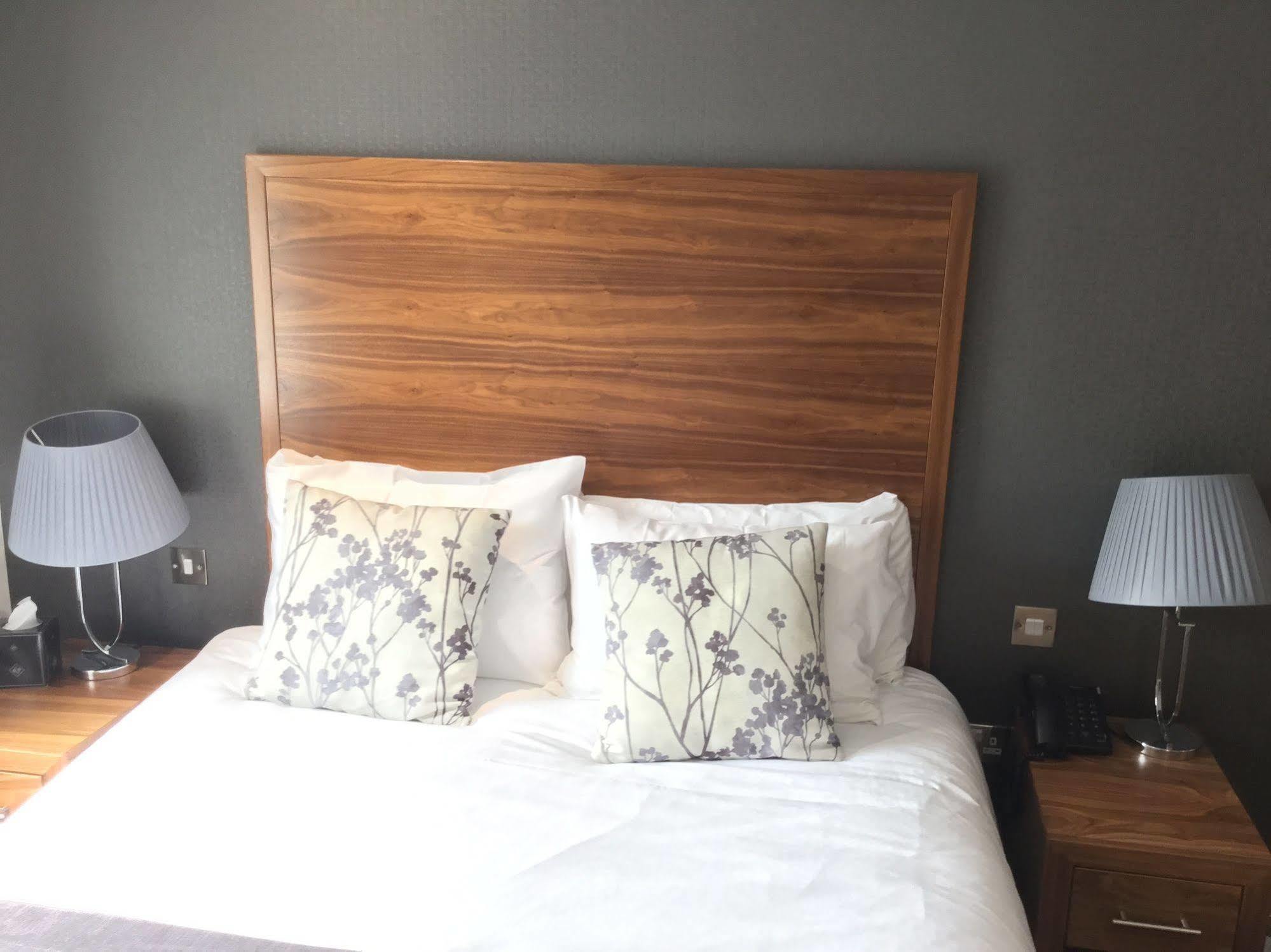 The Boleyn Hotel Staines-upon-Thames Dış mekan fotoğraf