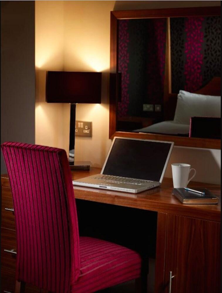 The Boleyn Hotel Staines-upon-Thames Dış mekan fotoğraf